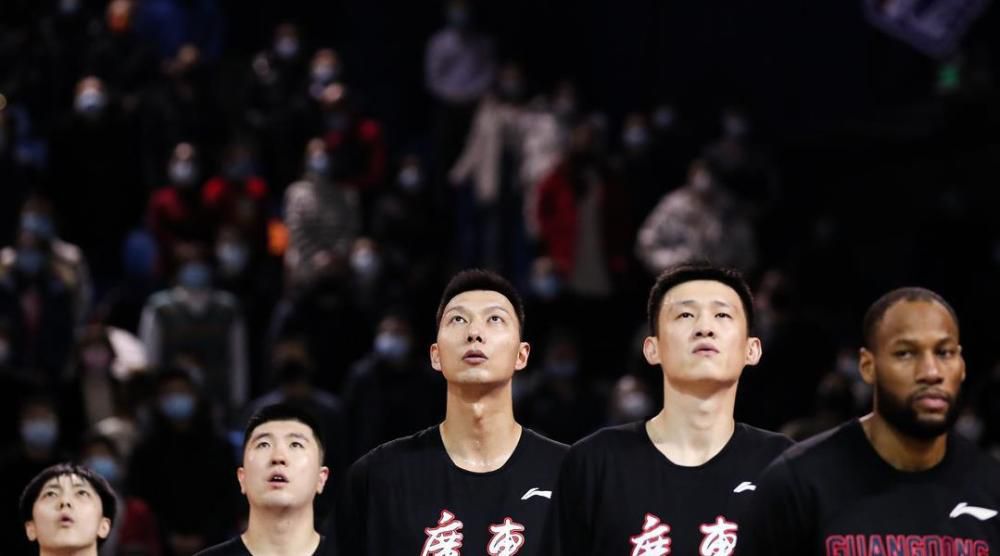 双人床上又疼又叫打扑克